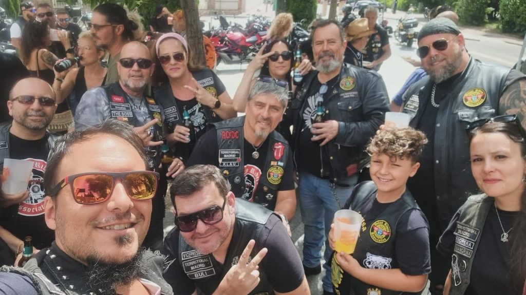 El pasado domingo asistimos a la multitudinaria ruta organizada por @taberna_ladulceharley con parada en Zorita de los Canes y final en el propio bar en el que terminamos disfrutando de una pedazo de fiesta con conciertos de Rock N Roll 🤘. Y para rematar comida en el Asador Argentino El Mirador, un lugar espectacular y si es con Riders aún mejor 😉✌️ #vulcanridersassociation #vraspain #vulcanridersmadrid #tabernaladulceharley