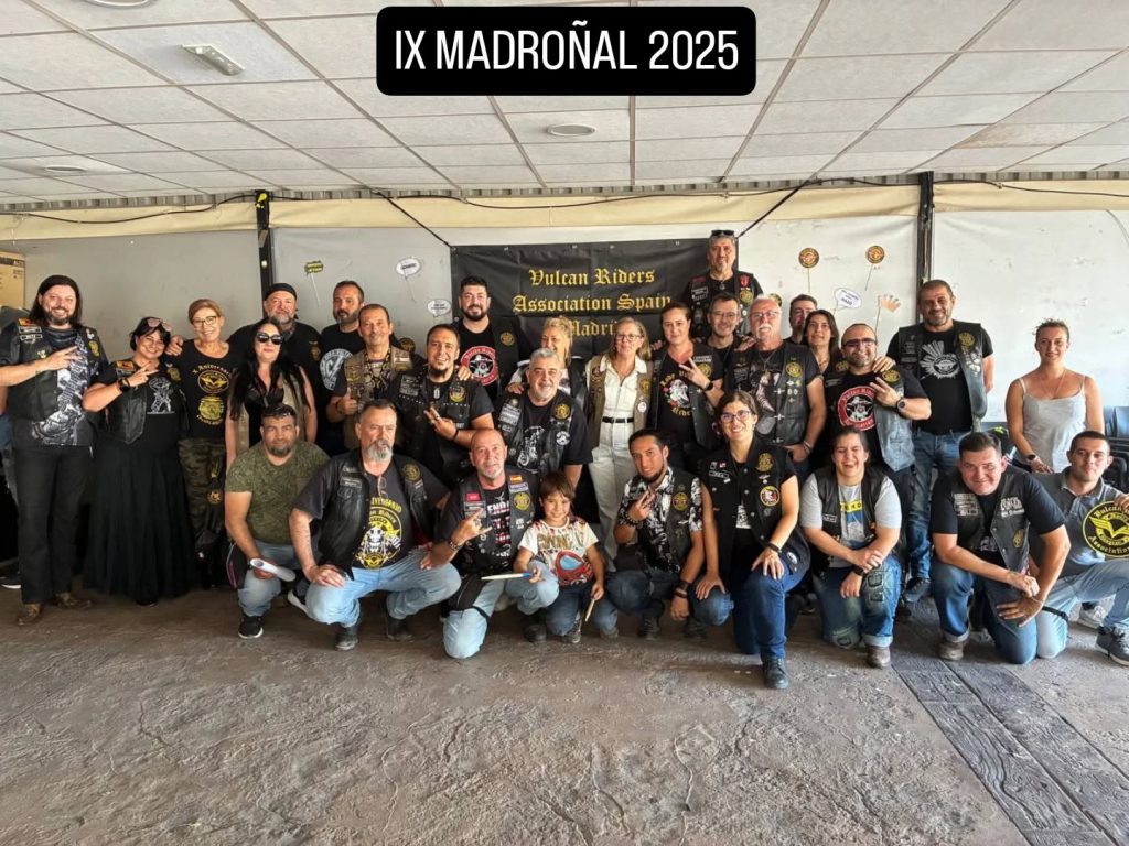IX MADROÑAL 2025, gracias a todos por un aniversario inolvidable, hemos ruteado acompañados de nuestros queridos amigos de @forsanformacion con sus motos cardioprotegidas, hemos conocido a @asociacion_anaa a la que agradecemos enormemente su visita guiada y su labor con los peludos, hemos compartido mesa, hemos reido, bailado, cantado y disfrutado del pedazo de concierto de los enormes Urbe del que es bajista nuestro socio Biti, hemos repartido los regalos de nuestros queridos patrocinadores y en definitiva hemos inundado a Riders y amigos con nuestro espíritu. GRACIAS 👏👏🔥✌️ Os esperamos el año que viene en nuestro ¡DÉCIMO ANIVERSARIO! 🥁🥁🙌