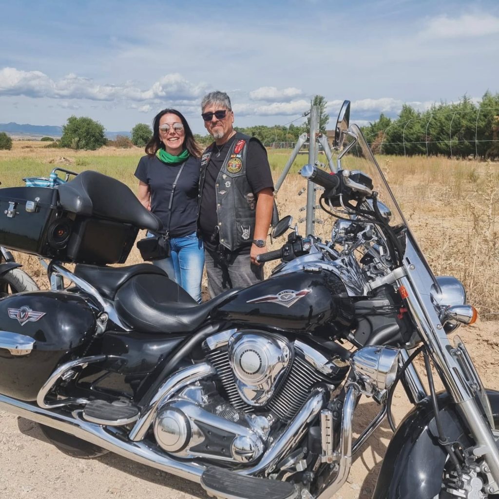 Durante la ruta de la IX Madroñal no perdimos la ocasión de posar con nuestras monturas, porque siempre es buen momento para admirar la belleza que causa nuestro vicio 🙌 🔥🖤 #vulcanridersassociation #vraspain #vulcanridersmadrid #ixmadroñal