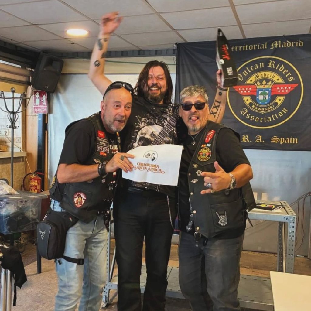 Sorteo de regalos de nuestro patrocinador @cerveceria.santaafrica en la IX Madroñal, nuestra sede de todos los jueves donde siempre serás bien recibido 😉✌️ #vulcanridersassociation #vraspain #vulcanridersmadrid #ixmadroñal