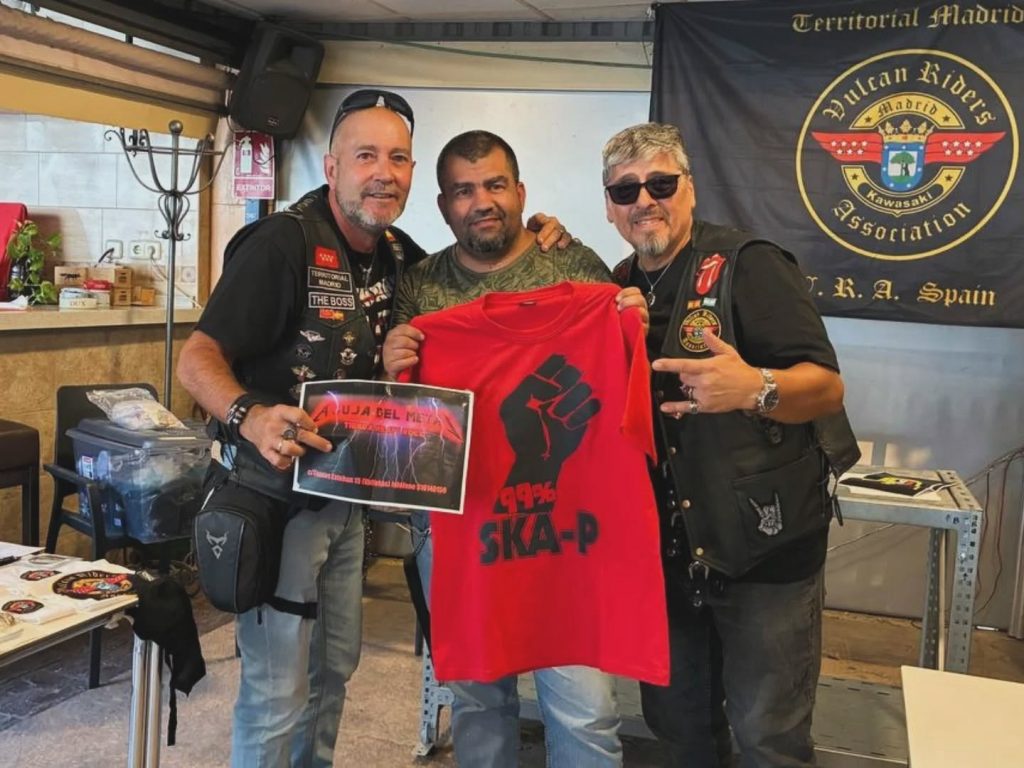 Entrega de la aportación de @aguja_del_metal en el sorteo de la IX Madroñal, nuestra costurera de confianza con una tienda de ropa y accesorios de heavy metal que te dejará con la boca abierta ¿No la conocéis aún? ¡Corred a Vallecas! 😜🤘 #vulcanridersassociation #vraspain #vulcanridersmadrid #ixmadroñal #agujadelmetal
