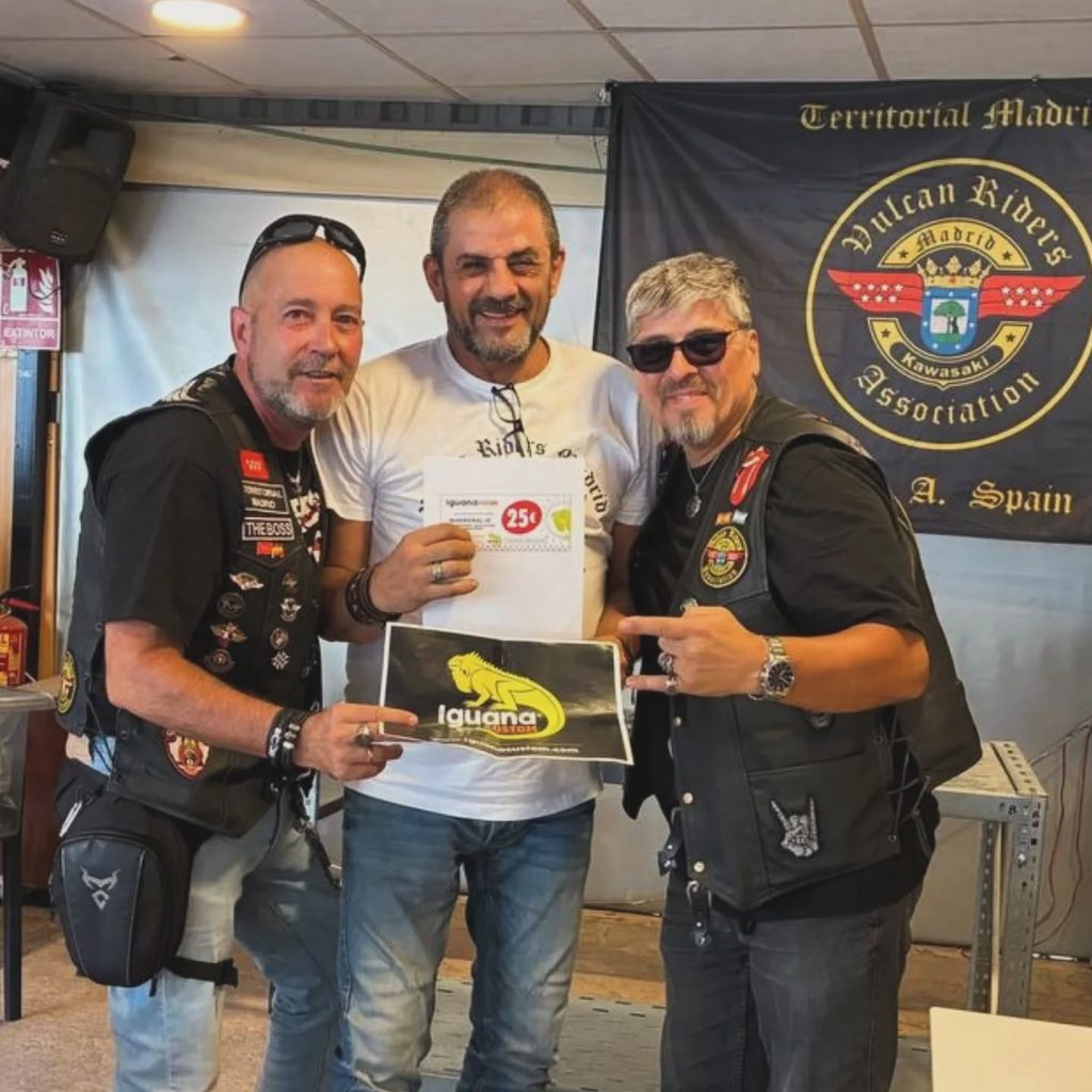 Sorteo de regalos de nuestro patrocinador @iguanacustom en la IX Madroñal, archiconocido por ser la tienda de accesorios y ropa de referencia en España para nuestras motos custom, podrás encontrarlos en Vallecas 😉✌️ #vulcanridersassociation #vraspain #vulcanridersmadrid #ixmadroñal #iguanacustom