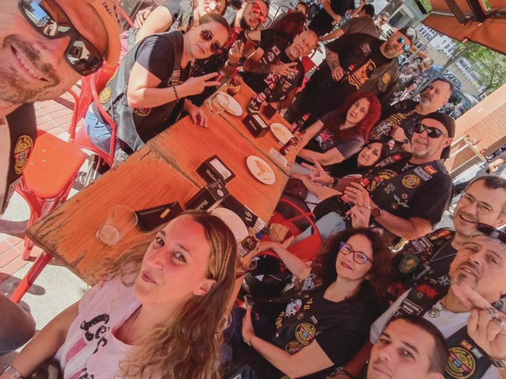 Fin de semana movidito en el aniversario de @redseven.arganda el bar motero más famoso de Arganda con una cocina espectacular y el aniversario de @madbar_dakota el santuario motero de Madrid, gracias a todos por hacernos sentir como en casa y disfrutar de un finde brutal 😜🙌 #vulcanridersassociation #vraspain #vulcanridersmadrid #redsevenarganda #madbardakota