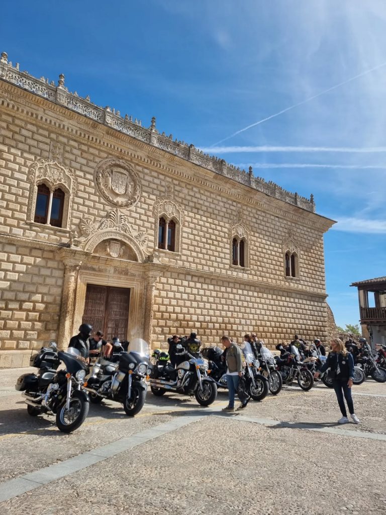 El pasado fin de semana tuvo lugar el parcheo de los socios Klau, Montitwo, Esther y Cecrak que nos prepararon una espectacular ruta cruzando hasta 3 comunidades autónomas, con parada en el imponente Palacio de Cogolludo y comida en el Bar la Cosechadora en Castillejo de Mesleón donde la cocina y el trato es simplemente espectacular, un día que disfrutamos hasta la saciedad, bienvenidos oficialmente a lafamilia y por muchos kms juntos 🙌👏👏👏 #vulcanridersassociation #vraspain #vulcanridersmadrid #parcheo