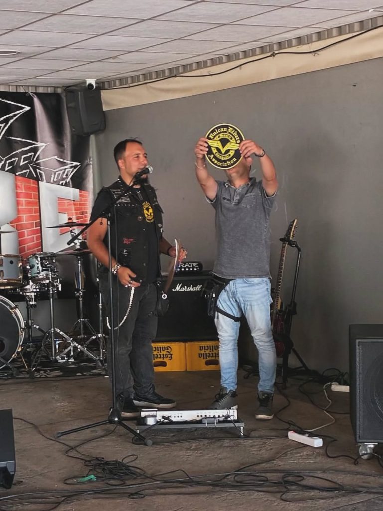 Entre los geniales recuerdos de la Madroñal IX destacamos la entrega de parche que tuvimos el placer de realizar al socio El Chispa 👏👏👏 ¡Enhorabuena! También hicimos entrega de varios regalos aportados por la Territorial y por si fuera poco algunos Riders terminaron en las fiestas de Santorcaz, un día inolvidable 😜✌️ #vulcanridersassociation #vraspain #vulcanridersmadrid #madroñalix