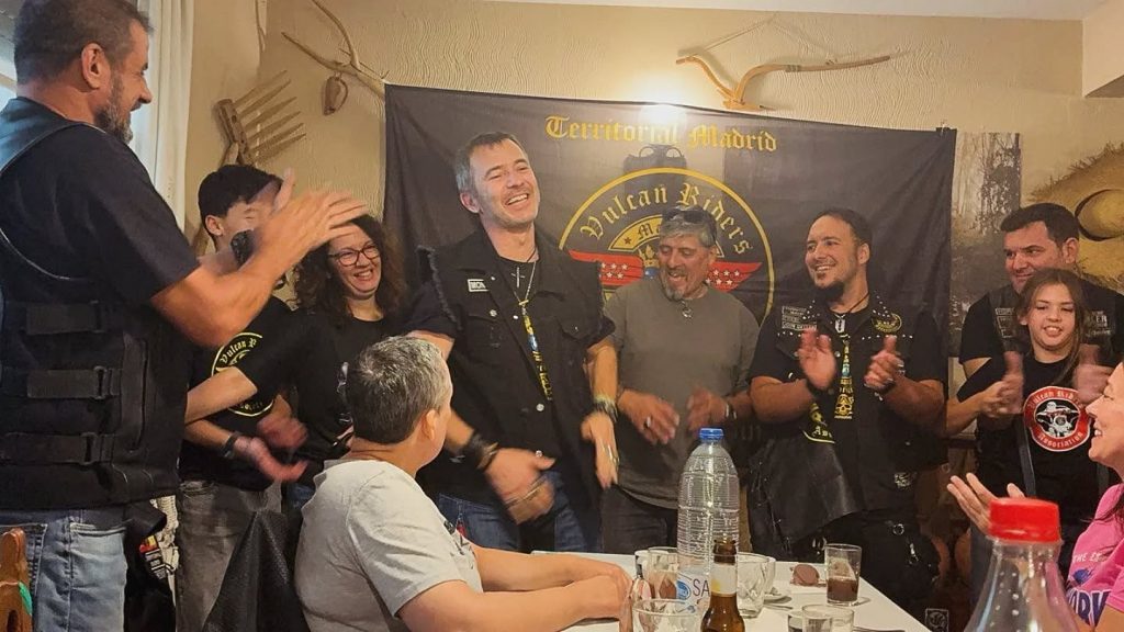 En el parcheo de Klau, Montitwo, Esther y Cecrak no solo disfrutamos de nuestras monturas en carreteras espectaculares y gozamos de una comida de hermandad sino que además el socio Cecrak nos tenía preparada una sorpresa, un concierto de batería como solo un auténtico músico puede ofrecer, un joven talento de la familia que sin duda volveremos a ver actuar 🙌👏👏👏 #vulcanridersassociation #vraspain #vulcanridersmadrid #parcheo