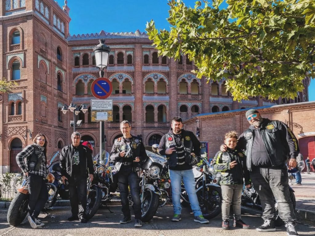 El pasado domingo asistimos a la manifestación motera de Madrid en Las Ventas, también convocada en distintas localidades del país por la IMU (Unión Internacional para la Defensa de los Motociclistas) @imu_defensamotociclistas, en la que se hizo lectura del requerimiento con los 12 puntos que se reivindican entre otras cosas la retirada de la obligatoriedad del chaleco airbag que se está intentando implantar, el estado de las carreteras y protección de los guardarrailes. Jornada en compañía de una gran multitud motera que llenó la calle Alcalá y Arturo Soria de fuerza, unión y camaradería 💪💪 #vulcanridersassociation #vraspain #vulcanridermadrid #manifestacionmotera5octubre