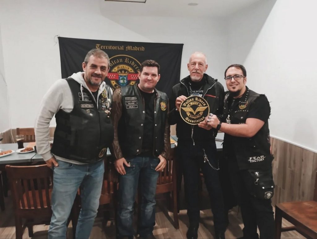 Ayer hicimos entrega del parche al nuevo socio Rocker del que estamos orgullosos de darle oficialmente la bienvenida después de recorrer varios kilómetros juntos 👏👏👏✌️. También el socio The Boss aprovechó la ocasión para hacer entrega de sus parches División Vallekas, porque ya sabemos lo orgullosos que son los Vallecanos en Madrid y como siempre tienen que dar la nota 😝 #vulcanridersassociation #vraspain #vulcanridersmadrid #entregadeparche #kawasakivulcan