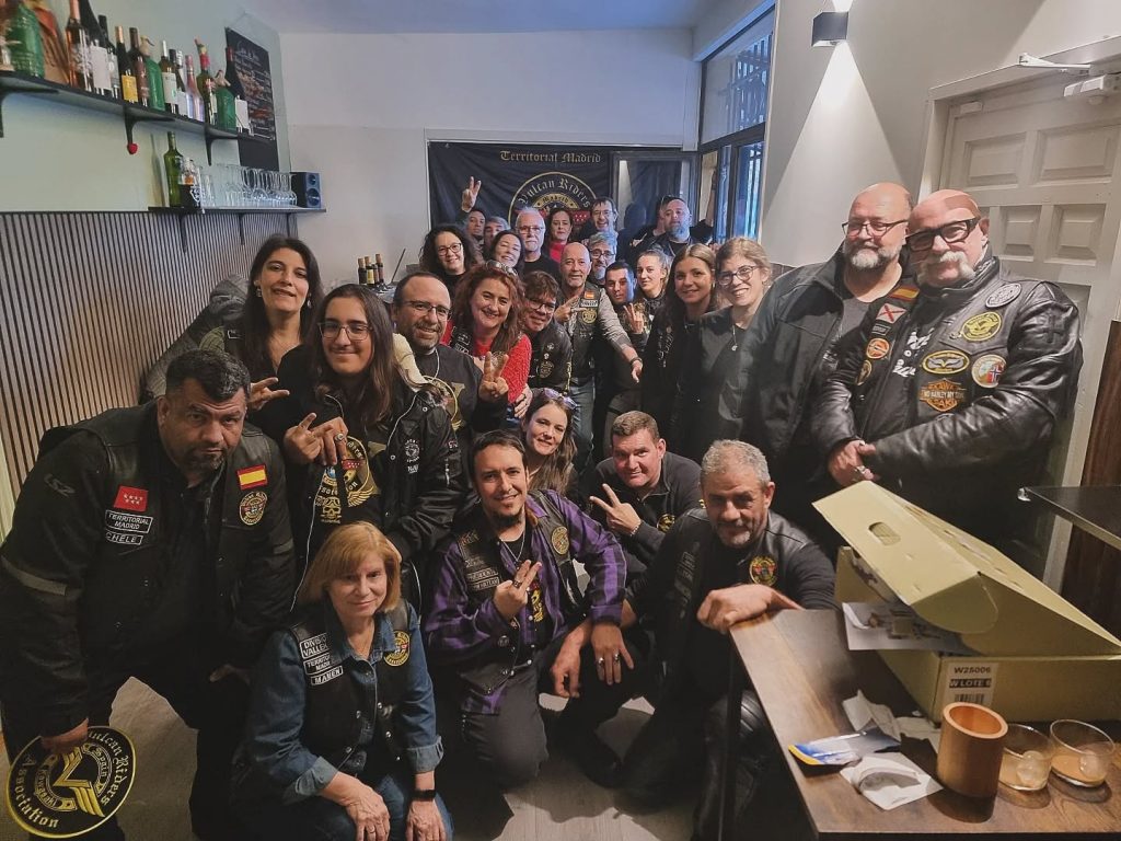 Finalizando noviembre con nuestra tradicional comida de Navidad hemos recorrido la sierra de Madrid para terminar en Guadarrama donde hemos realizado las primeras gestiones de la futura Madroñal X y comido en un restaurante donde parar de comer fue una decisión que tomamos para no morir allí 😝😝. Jornada espectacular de llenar mesas acompañados de Castilla La Mancha 💪, sorteo de cesta de Navidad, entrega del parche VRAS a nuestro socio Chele junto con el ya conocido parche Vallekano 😁, cumpleaños de nuestros Riders más Veteranos, videollamada grupal con nuestro Magic y en general momentos que harán memorable este 2025, gracias a todos por hacerlo posible 🙌🔥😉✌️ #vulcanridersassociation #vraspain #vulcanridersmadrid #kawasakivulcan #comidadenavidad2025