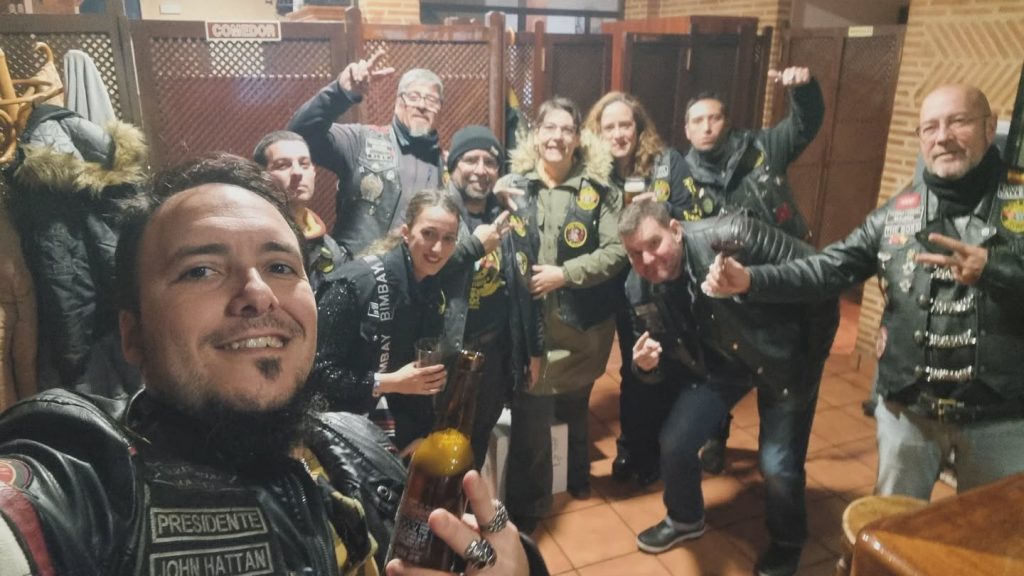 Ayer nuestros amigos de la Territorial de Castilla y León organizaron una comida cerca de Motauros en la que disfrutamos de una cálida jornada de hermandad mientras corrían temperaturas bajo 0 en las carreteras 🥶, todo un reto para los pilotos de hierro que a pesar de todo tomaron sus Vulcan para asistir💪, muchas gracias @vrascastillayleon por la organización y el día memorable, nos vemos en la próxima 😉✌️ #vulcanridersassociation #vraspain #vulcanridersmadrid #vulcanriderscastillayleon #motauros2026 #kawasakivulcan