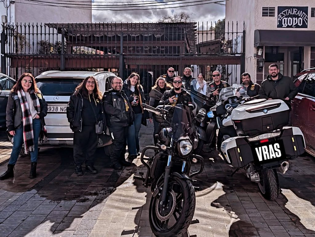 Como cada año tradicionalmente organizamos una comida legendaria después del evento de los huevos fritos, este año nos hemos quedado sin huevos (de momento) pero la comida legendaria ¡Se tenía que hacer y se hizo! 😜. Gracias a nuestros amigos de @forsanformacion por acompañarnos con sus motos cardio protegidas y a @casa_goyo por tratarnos de lujo y por sus increíbles platos, el año que viene (si hemos terminado de hacer la digestión 😅) ¡Repetiremos! 😁✌️ #vulcanridersassociation #vraspain #vulcanridersmadrid #casagoyo