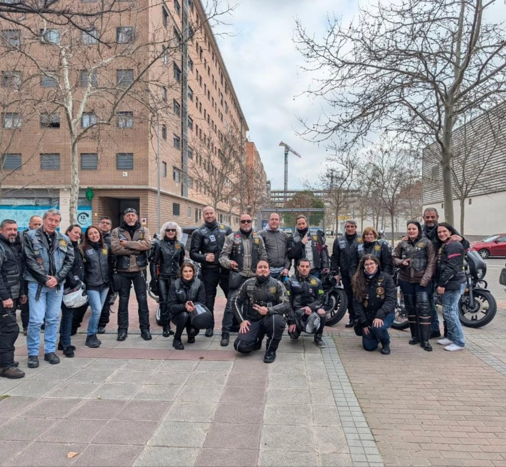 El pasado domingo disfrutamos de nuestra tradicional ruta del cocido con la increíble compañia de nuestros amigos Riders de Castilla y León. ¡A quienes agradecemos enormemente su visita y las ganas de compartir kilómetros juntos! ✌ De la misma manera, agradecer a @rte.laindependencia por el trato tan cercano y familiar que hemos recibido así como a @fotocopyarte_ por la estupenda gestión de los detallitos encargados para todos nuestros socios ❤️‍🔥 #vulcanridersassociation #vraspain #vulcanridersmadrid #vulcanriderscastillayleon #rutadelcocidaco