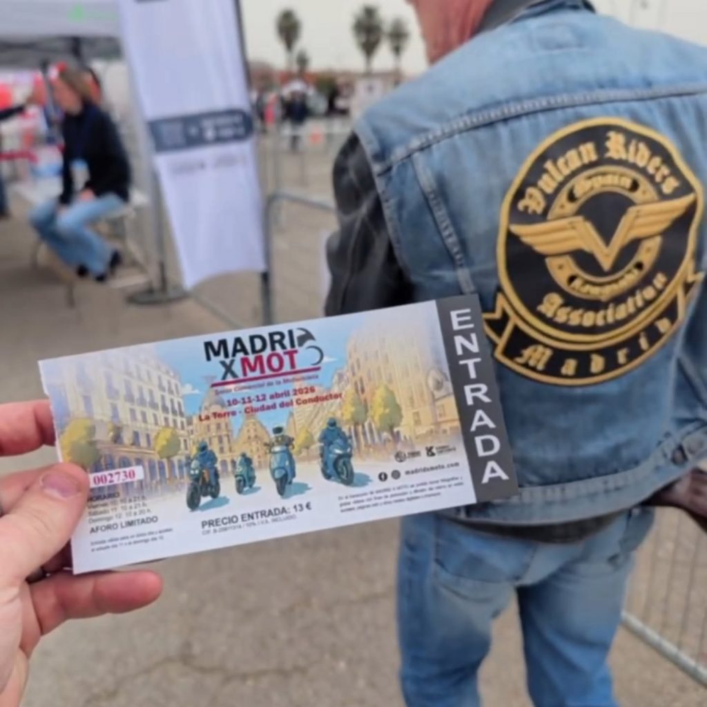 ¡Fin de semana de visita en Madrid X moto! Este sábado nos hemos pasado por el evento organizado en LA TORRE- Ciudad del Conductor. Un salón que ha reunido a varias marcas y aficionados en torno a la pasión por las dos ruedas. El evento combina exposición comercial, outlet de equipamiento, pruebas dinámicas, exhibiciones y experiencias participativas. Hemos echado de menos alguna novedad para la línea Vulcan y más presencia general del sector custom, sin embargo ha sido un evento interesante por la incorporación de nuevas marcas al sector y los nuevos diseños. Un gusto compartir el día con los representantes de la territorial de Madrid que se han dejado llevar por la carretera y las buenas oportunidades de renovación de equipamiento, que en este tipo de eventos se ofrece. #vulcanridersassociation #vraspain #vulcanridersmadrid #kawasakivulcan