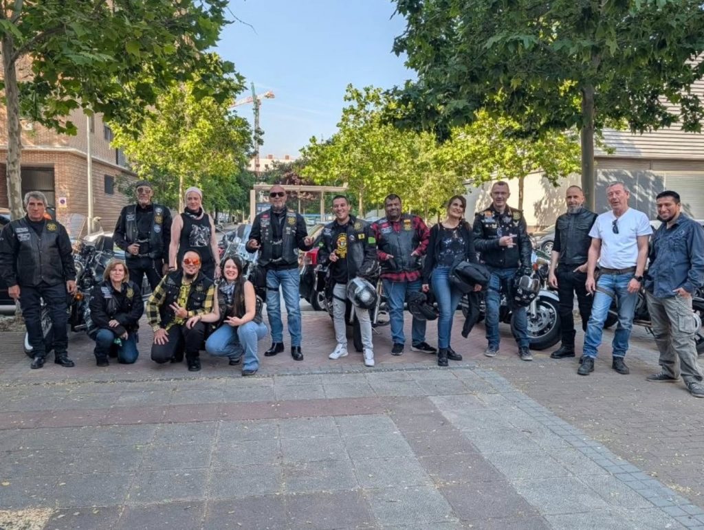 ¡Ayer estuvimos de parcheo de nuestros estimados Riders: Mamen, Engar, Marck y Alfredo! Quienes nos prepararon una ruta con salida desde la sede hacia Lozoya y destino Arcones, donde pudimos disfrutar de buena compañia y comida para recuperar fuerzas del intenso calor del día. Un agradecimiento muy especial a @norna_lanera por la gran calidad de los videos de la ruta que consigue capturar. Bienvenidos oficialmente a la familia a los parcheados. ✌🏽😁 #vulcanridersassociation #vraspain #vulcanridersmadrid #kawasakivulcan
