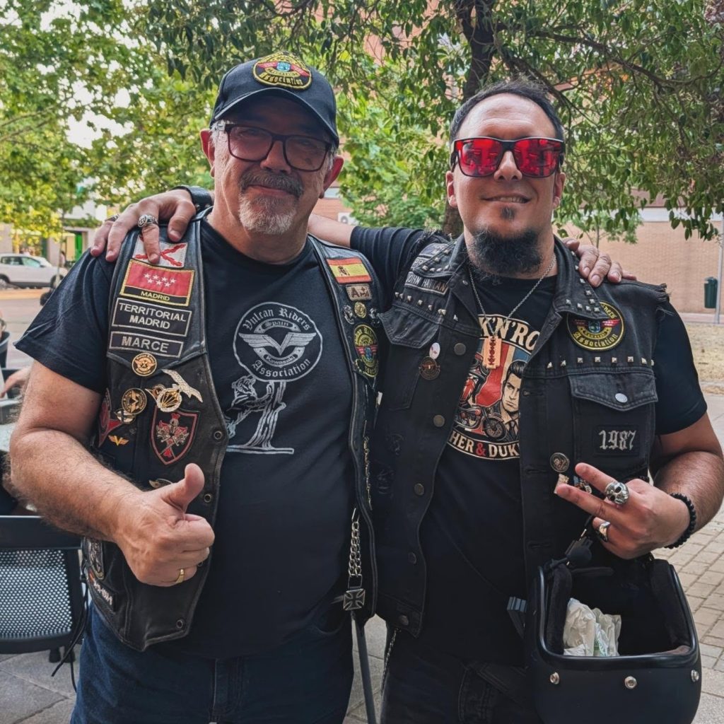 Ayer fue un día muy especial en la sede, ha vuelto el legendario Mar_C y su mujer Lady Halcón! socio que se tomó un descanso para descubrir el gran mundo de la Goldwing pero que ahora ha regresado con más fuerza y con su nueva e imponente 1600! 🔥, nos alegramos de tenerte de vuelta ¡Por muchos kms más! 😉✌️ #vulcanridersassociation #vraspain #vulcanridersmadrid #Carpediem #kawasaki