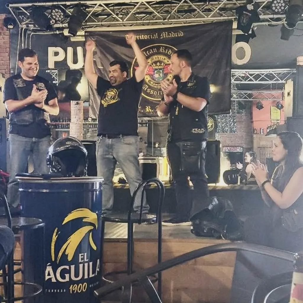 El pasado sábado tuvo lugar el parcheo de nuestro querido socio El Chele, motero que adora disfrutar del mundo de la moto en compañía de los Vulcan Riders y que nos preparó un fantástico día de ruta y comida en el @purgatoriobikerbar_oficial donde nos sentimos como siempre en casa ¡Gracias por todo chicos! y Chele... ¡Por muchos kilómetros más juntos! 👏👏👏😉✌️ #vulcanridersassociation #vraspain #vulcanridersmadrid #parcheo #chele
