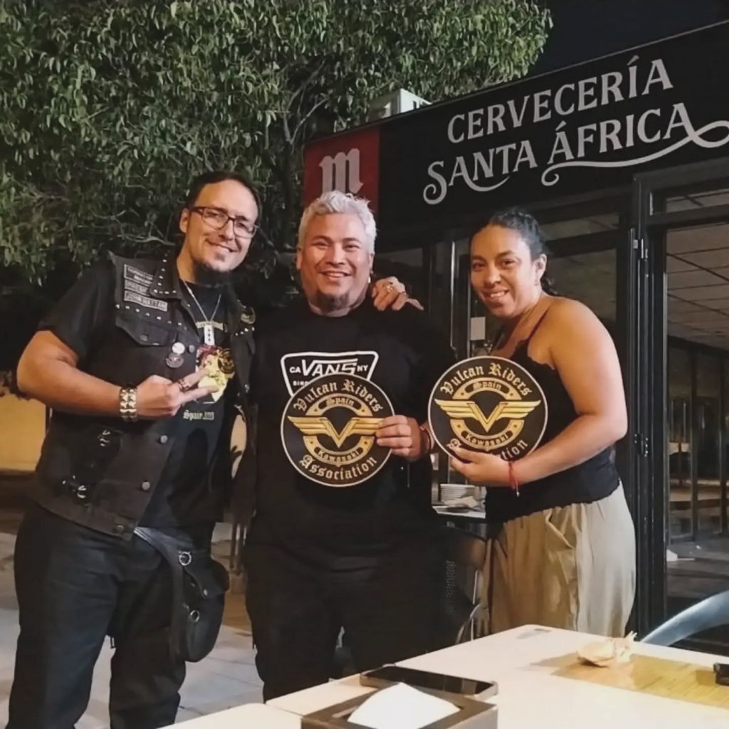 El pasado jueves tuvimos el placer de hacer entrega de parches de nuestros nuevos socios la familia El Tigre, La Negra, LaTigrilla, Calambre y La Paya, enhorabuena y gracias por uniros a esta gran familia 👏👏🙌😉✌️ #vulcanridersassociation #vraspain #vulcanridersmadrid #entregaparches #kawasakivulcan